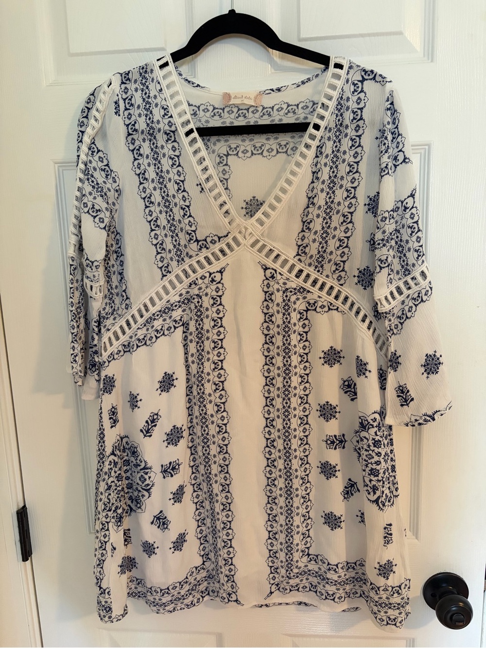 Altar’d state Women’s White & Navy Printed V-Neck Boho dress coverup